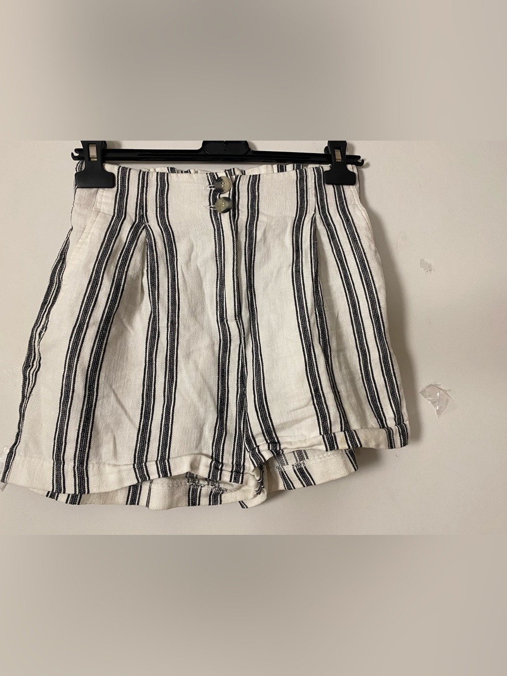 Linen blend Striped High-Waist Shorts in Cream and Black